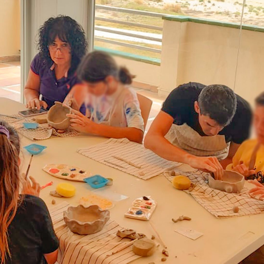 Piezas de cerámica esmaltadas hechas por alumnas del taller