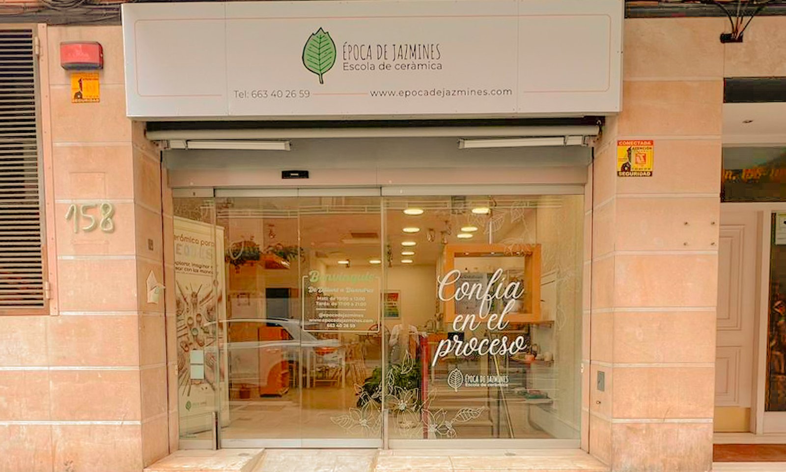 Interior del taller de cerámica Época de Jazmines en Castelldefels