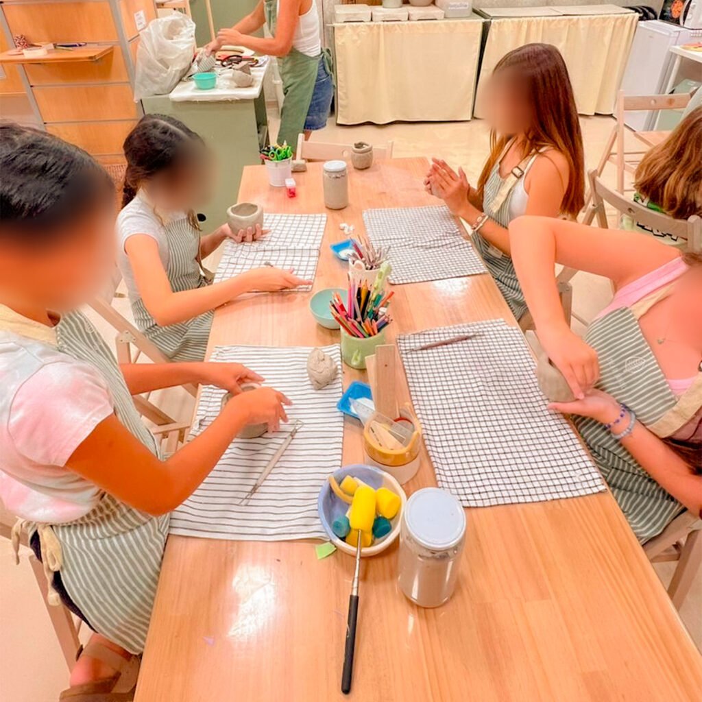 Adolescentes trabajando el barro en las clases para teens de Época de Jazmines